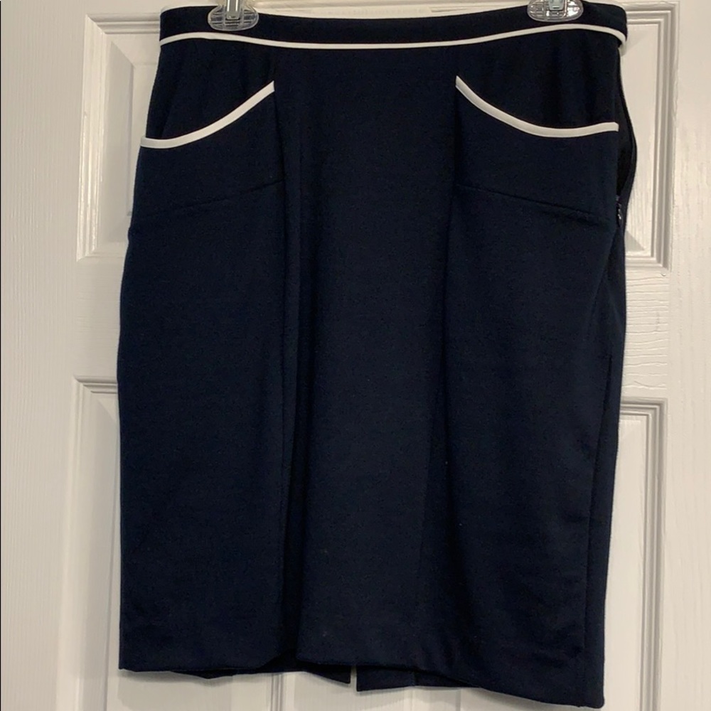Banana Republic navy and white skirt